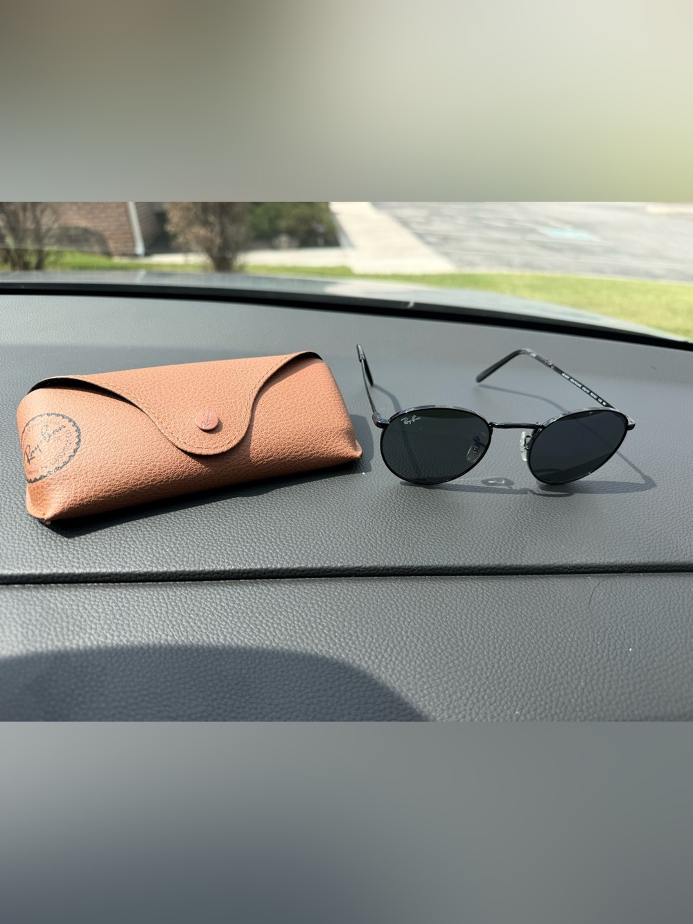 Ray-Ban UNISEX Black Round Metal Sunglasses with Brown Leather Case